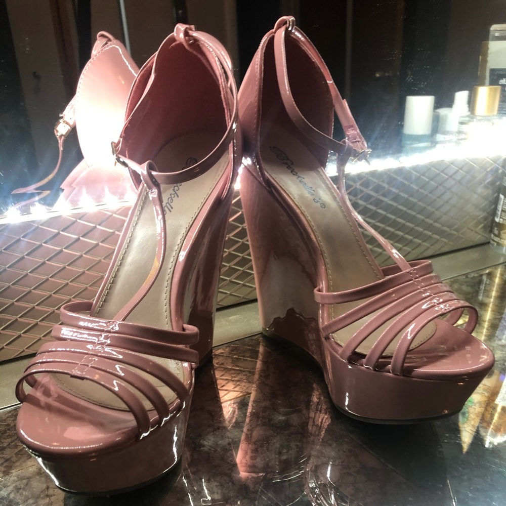 Pink strappy wedges!